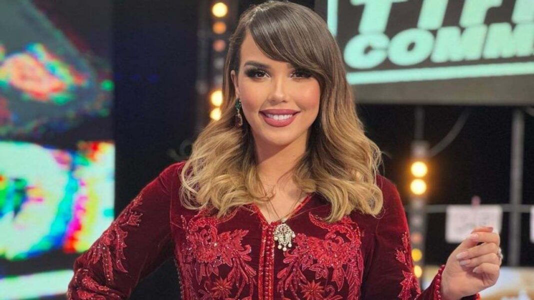 Mounia Benfeghoul souriante lors d'une interview télévisée.