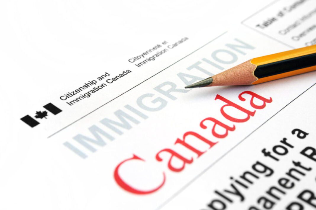 Document officiel d'immigration Canada avec stylo.