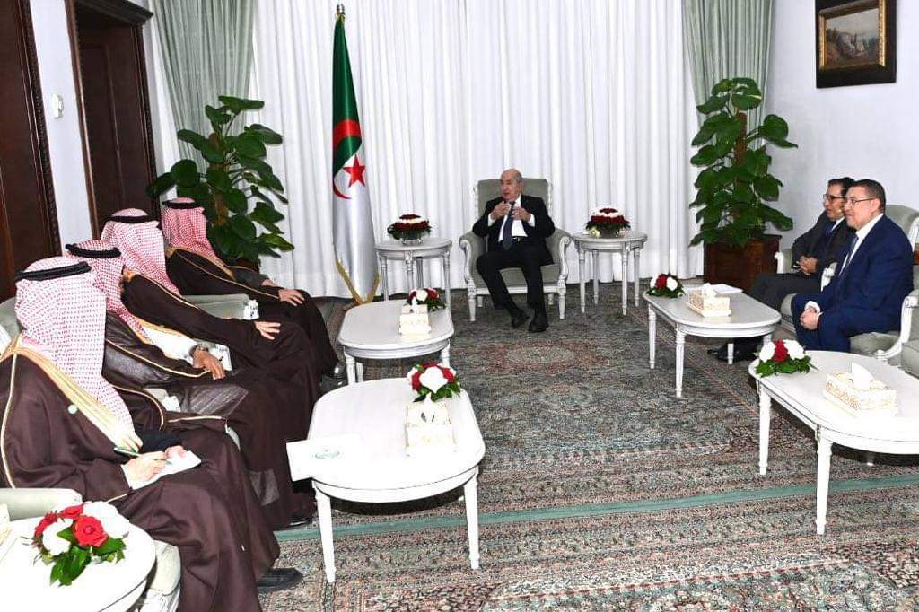 Rencontre diplomatique entre dirigeants algériens et saoudiens.