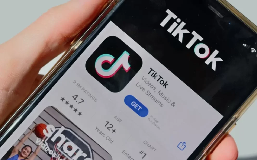Application TikTok ouverte sur un smartphone avec logo visible.