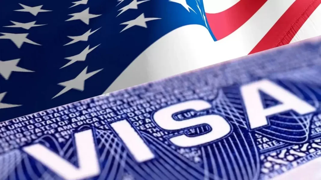 Visa américain pour Algériens en 2021, image de passeport et drapeau américain.