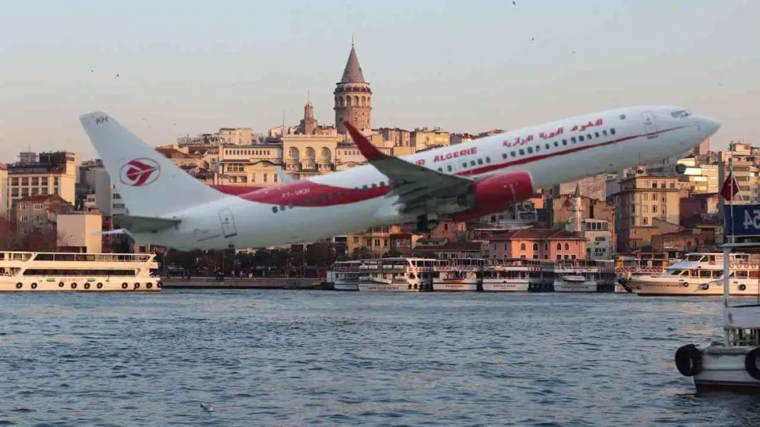 Avion Air Algérie décollant au-dessus de la ville d'Istanbul.
