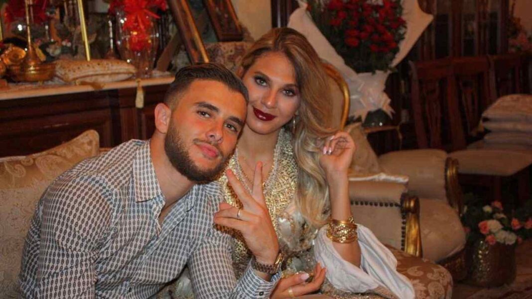 Jeune couple lors d'une fête en Algérie, ambiance chaleureuse.