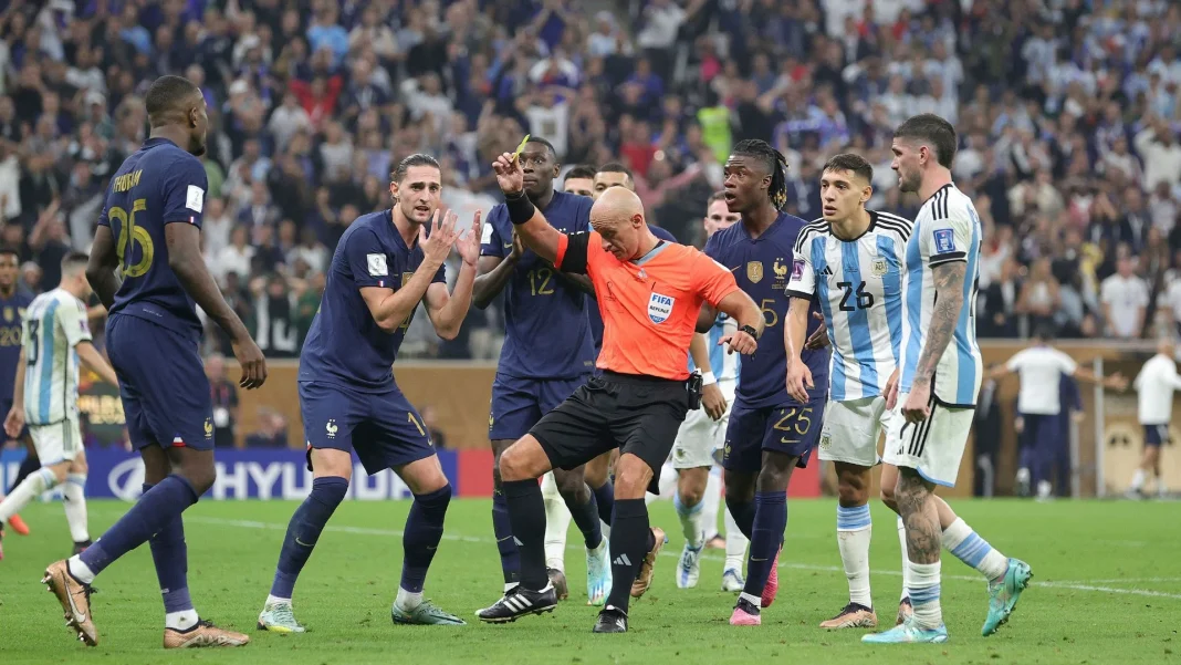 Match de football France contre Argentine avec arbitre et joueurs en action.