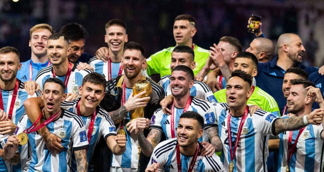 L'équipe de football célèbre sa victoire avec des médailles et un trophée.