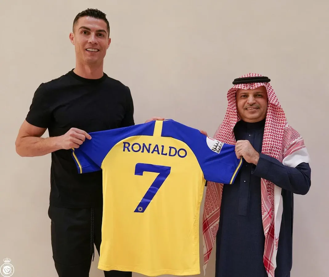 Cristiano Ronaldo avec un maillot d'Al-Nassr lors de sa signature.
