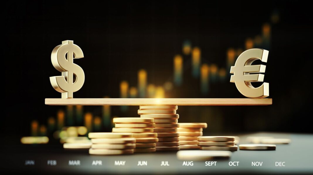 Balance entre dollar et euro avec des pièces de monnaie.