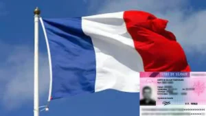 France : la Préfecture du Puy-de-Dôme accusée de bloquer les demandes de titres de séjour Drapeau français flottant dans le ciel avec titre de séjour en premier plan.