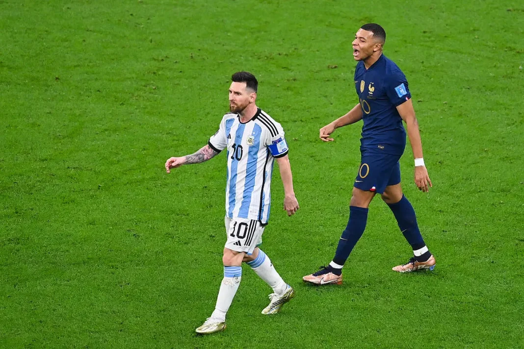 Messi et Mbappe lors d'un match de football intense.