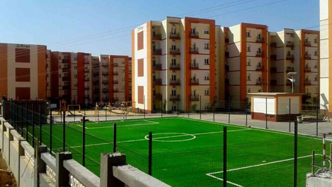 Complexe résidentiel avec terrain de sport en Algérie en 2023.