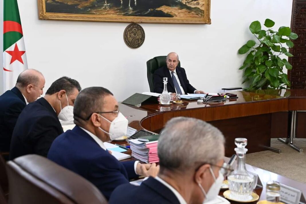Gouvernement algérien en réunion pour discuter des augmentations salariales.