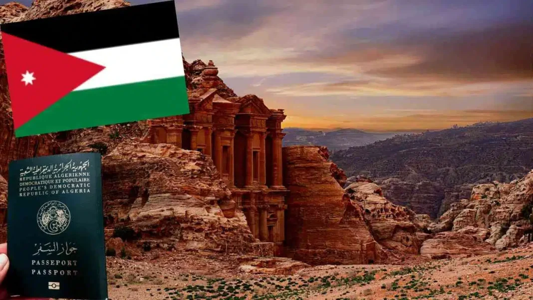 Vue du site historique en Jordanie au coucher du soleil.