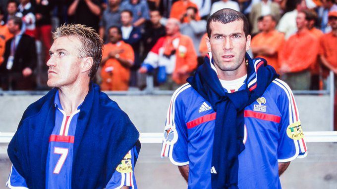 Zidane et Deschamps lors d'un match de football en équipe nationale.