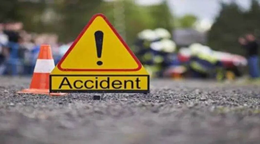 Panneau d'avertissement accident avec cônes de signalisation.