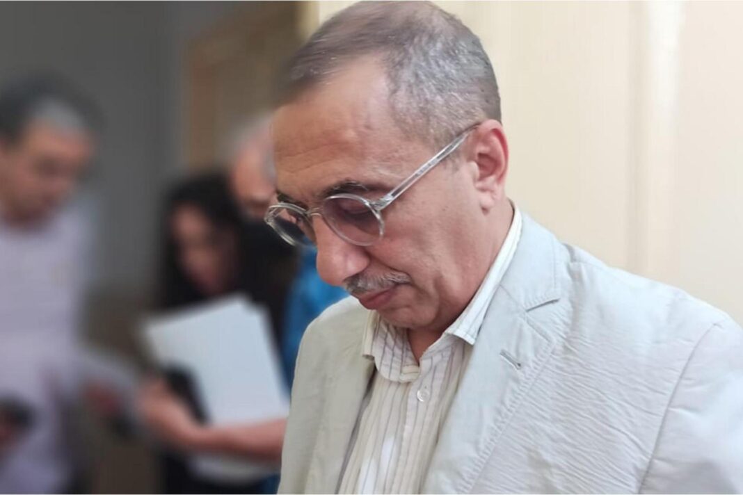 Ihsane El Kadi lors d'une audience judiciaire au Maroc.