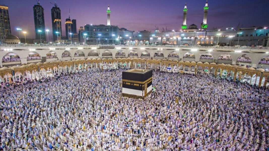 Pèlerins musulmans autour de la Kaaba à La Mecque lors du Hajj 2023.
