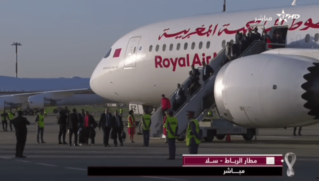 Passagers débarquant d'un avion Royal Air Maroc à Rabat.