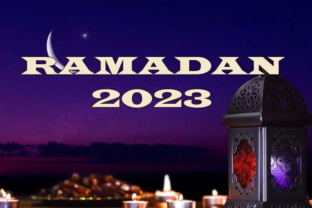 Coucher de soleil avec croissant de lune pour Ramadan 2023.