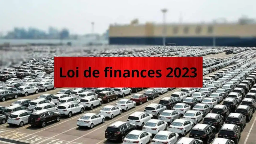 Grand parking de voitures avec panneau Loi de finances 2023 en Algérie.