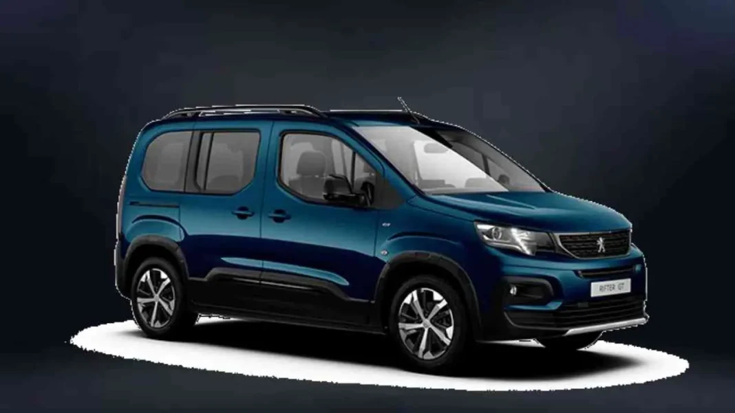 Peugeot Rifter 2021, véhicule familial compact, couleur bleue, vue de face.
