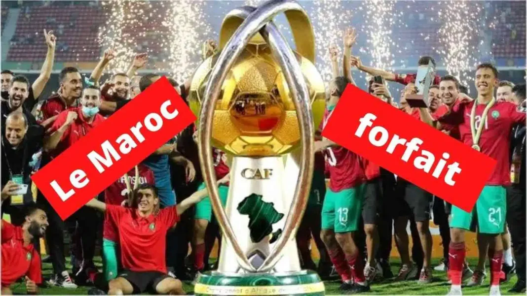 L'équipe du Maroc célèbre sa victoire avec le trophée CAF.