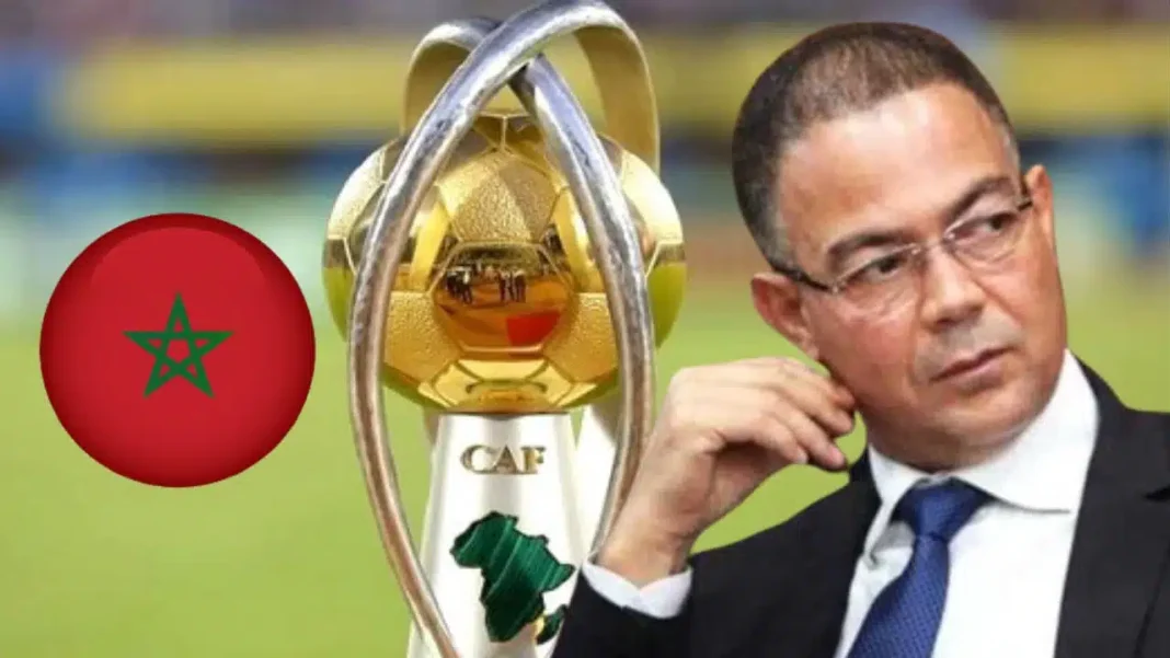 Le président de la CAF lors d'une conférence Le président de la CAF en discussion lors d'un événement sportif.