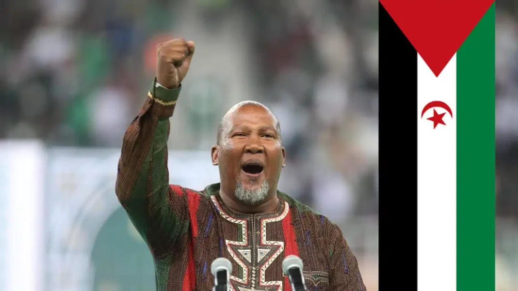 Homme exprimant sa solidarité avec l'Algérie au CHAN 2023.
