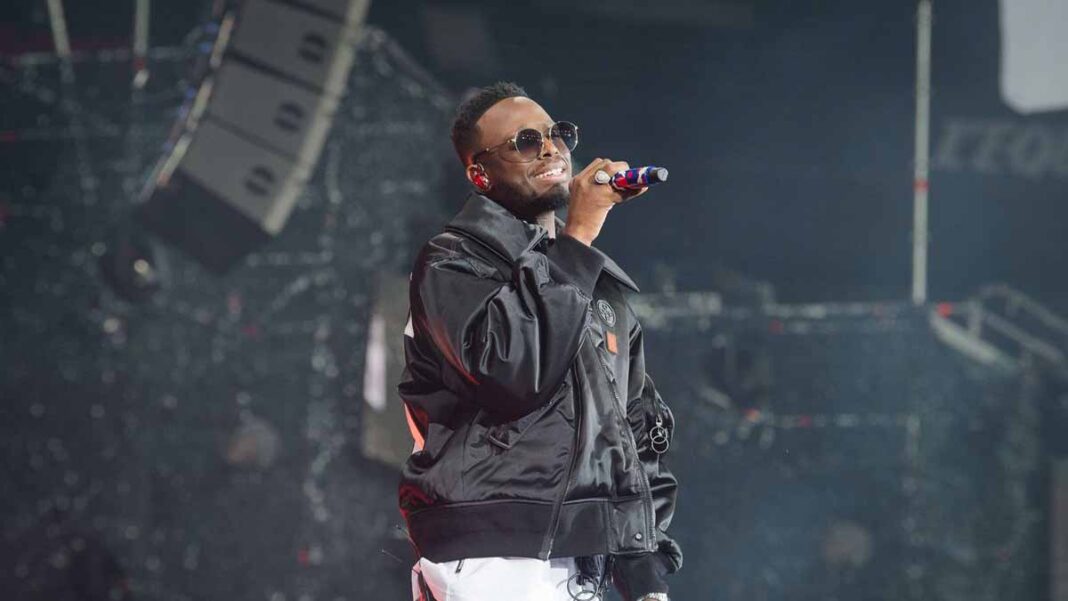 Dadju chantant sur scène lors d'un concert au Maghreb.