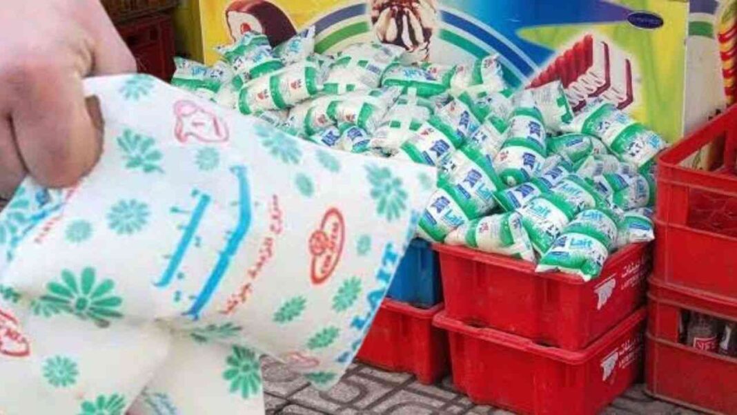 Vente de yaourts en supermarché Yaourts en vente dans un supermarché algérien.
