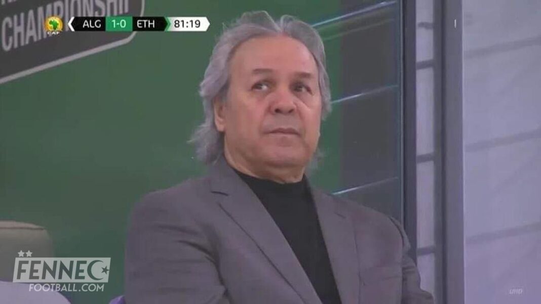 Rabah Madjer observant le match avec une expression sérieuse.