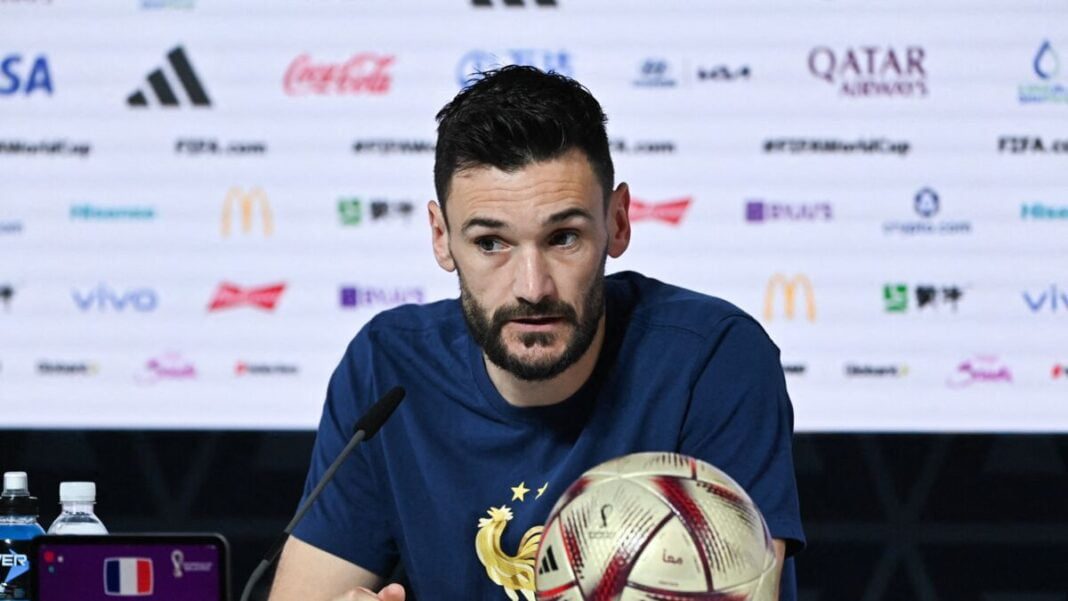 Hugo Lloris en conférence de presse avec ballon de football.