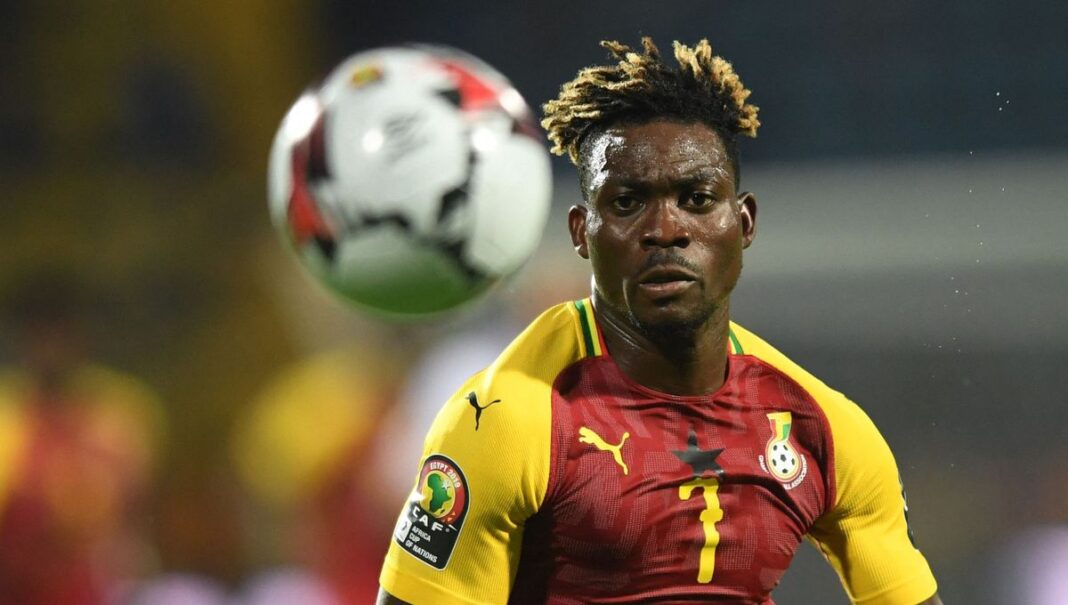 Footballeur ghanéen Christian Atsu en action lors d'un match.