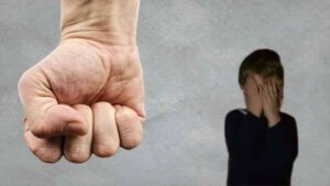 France : 2 algériennes agressées à Joué-lès-Tours Main menaçante et enfant en détresse, image choc.