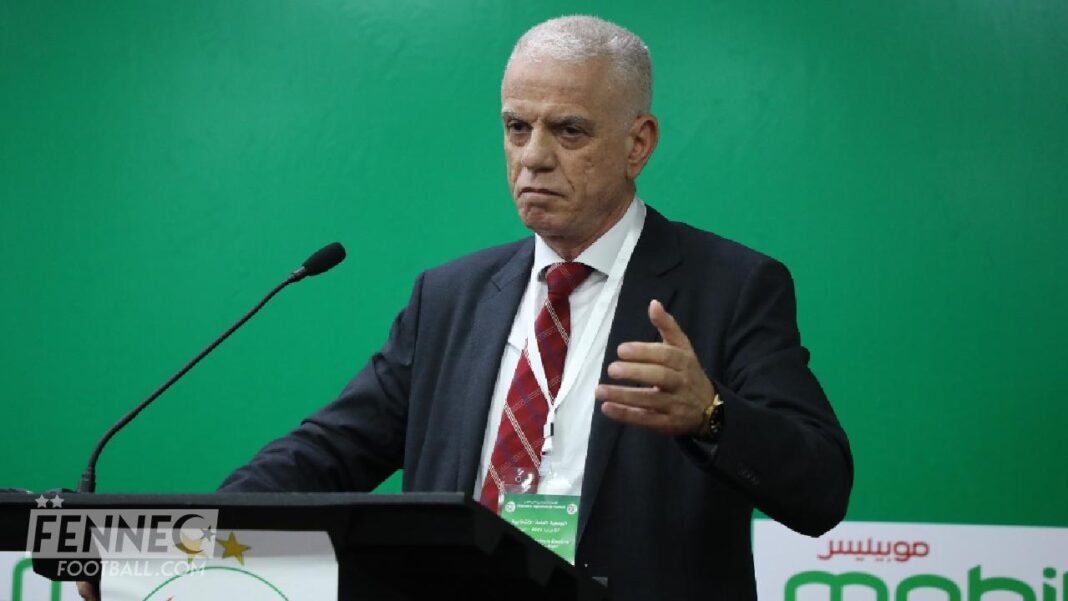 Homme en costume lors d'une conférence avec fond vert.