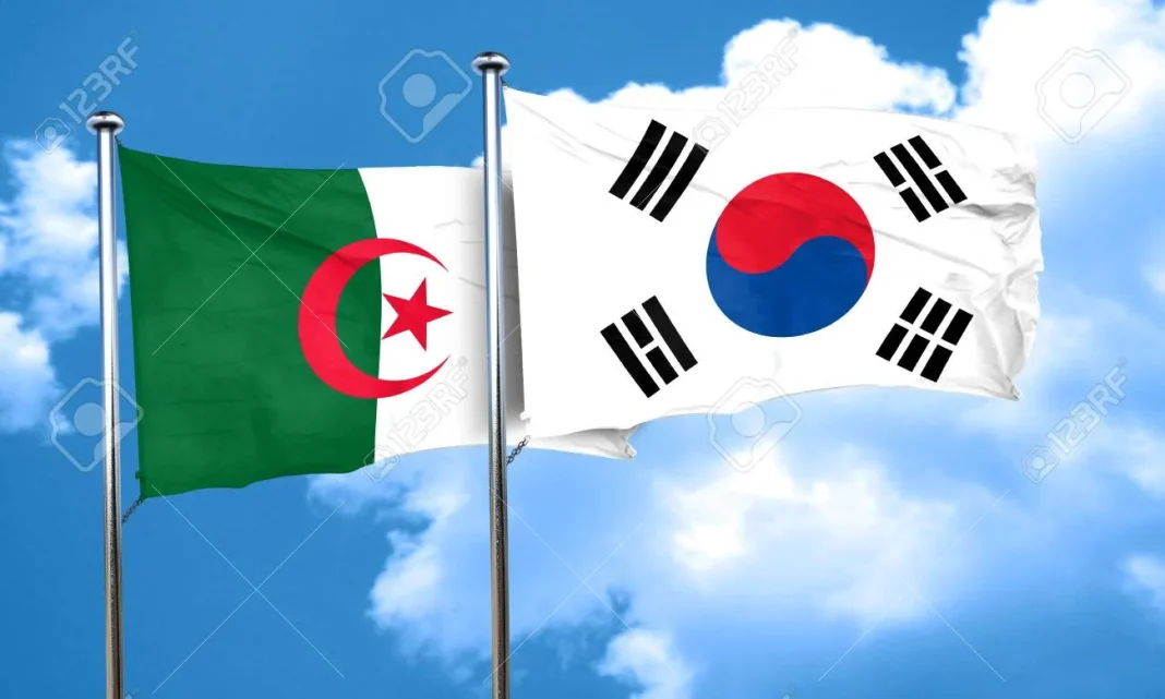 Drapeaux de l'Algérie et de la Corée du Sud flottant dans le ciel.