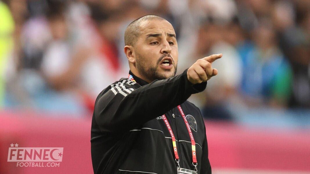 Entraîneur de football donnant des instructions sur le terrain.
