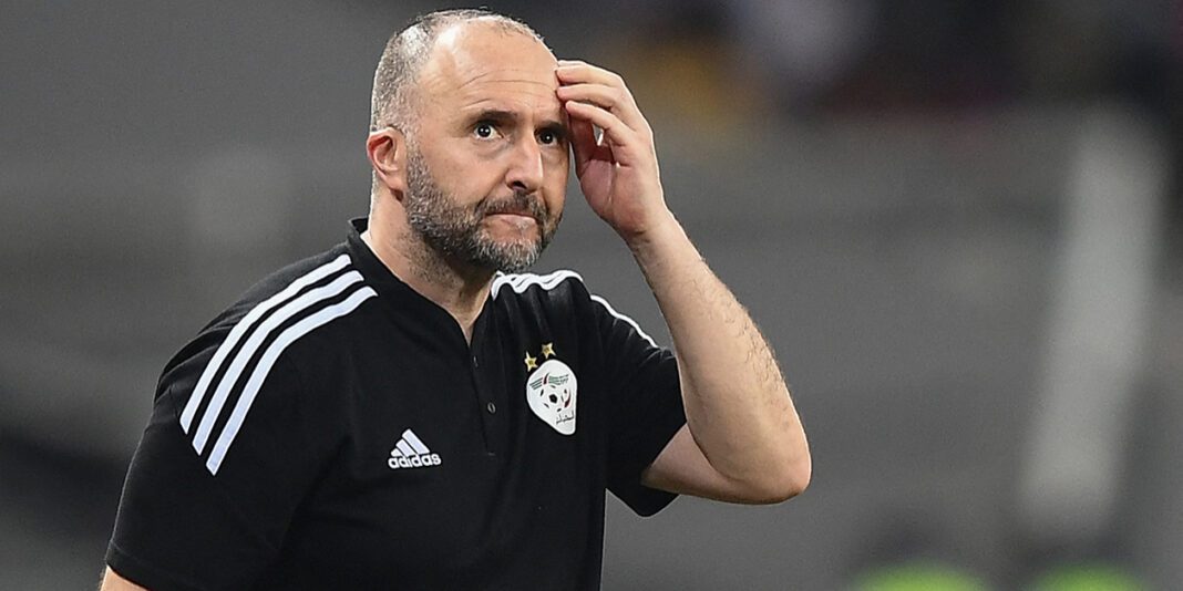 Djamel Belmadi en pleine réflexion Djamel Belmadi, entraîneur de football, en pleine réflexion lors d'un match.