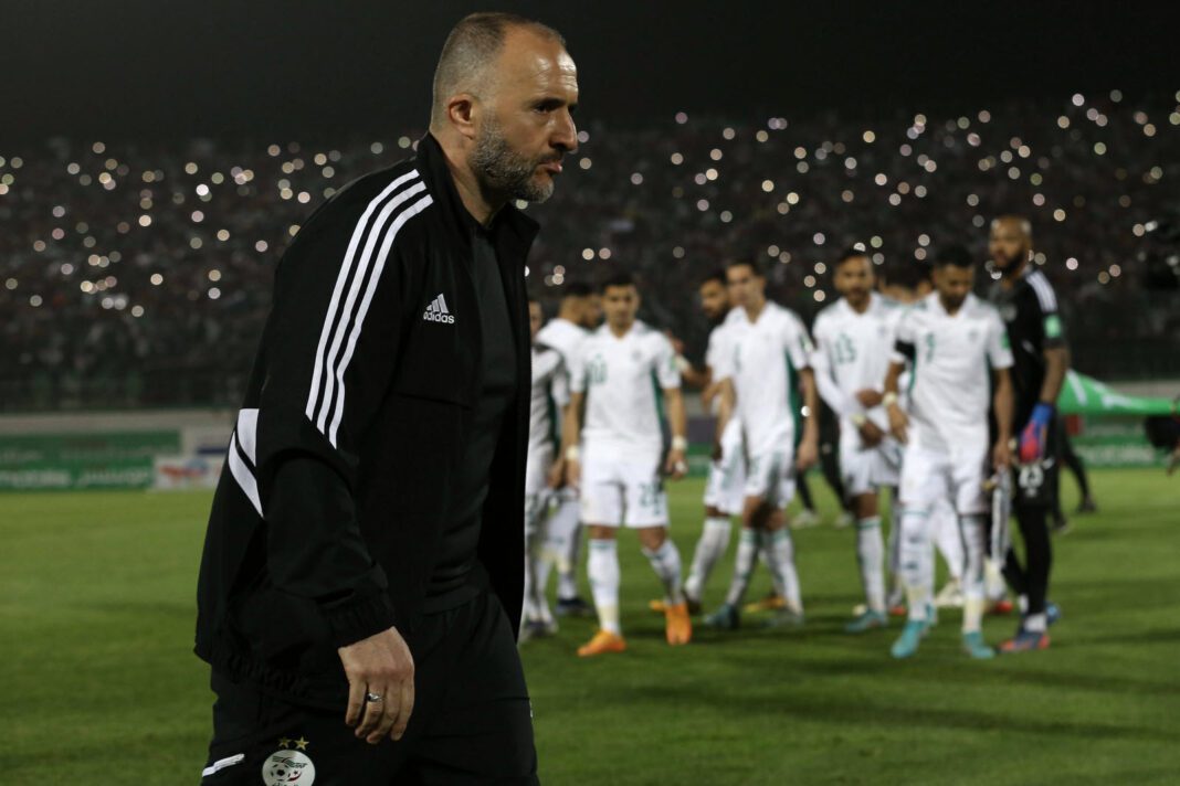 Djamel Belmadi, entraîneur de football, lors d'un match nocturne au stade.