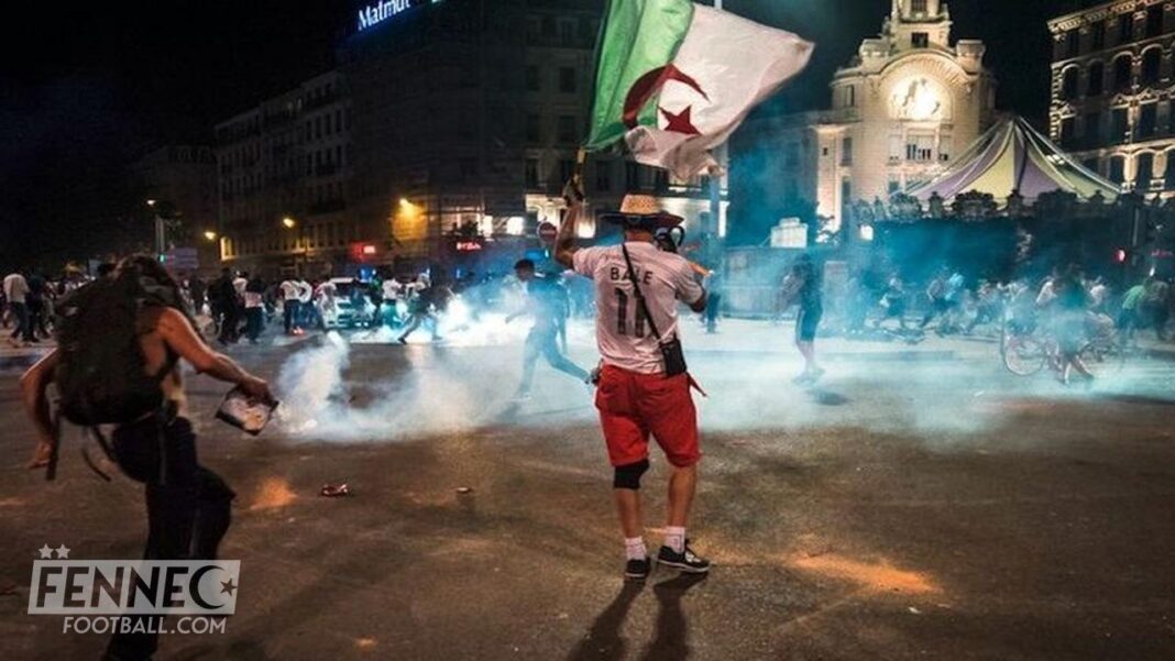 Supporters algériens avec drapeau lors d'une manifestation au Maroc.