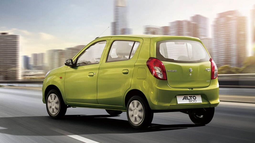 Voiture Suzuki Alto verte en déplacement urbain moderne.