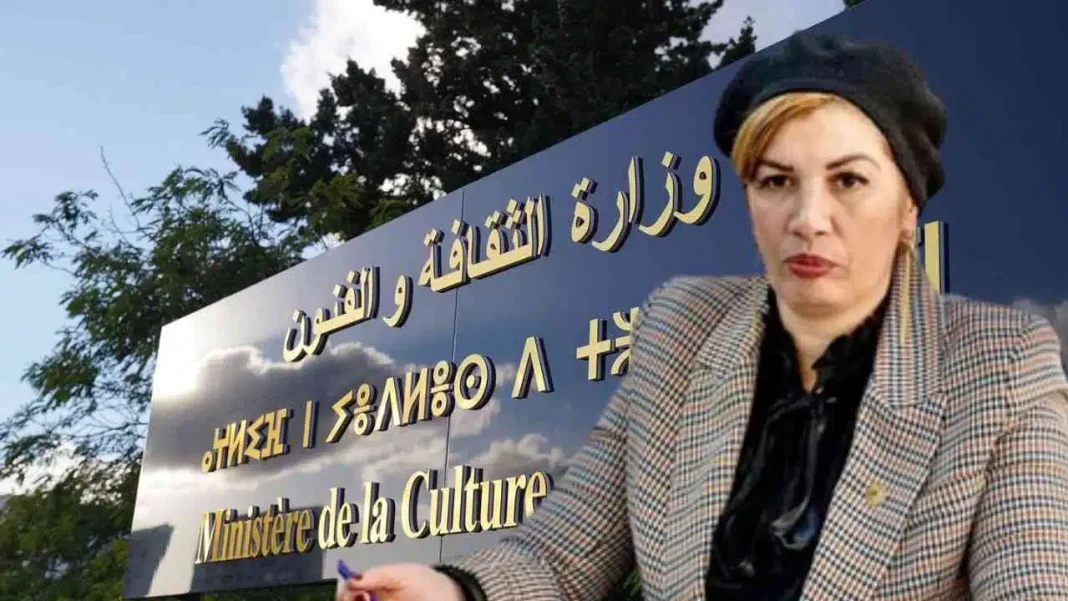 Femme devant le ministère de la Culture en Algérie.
