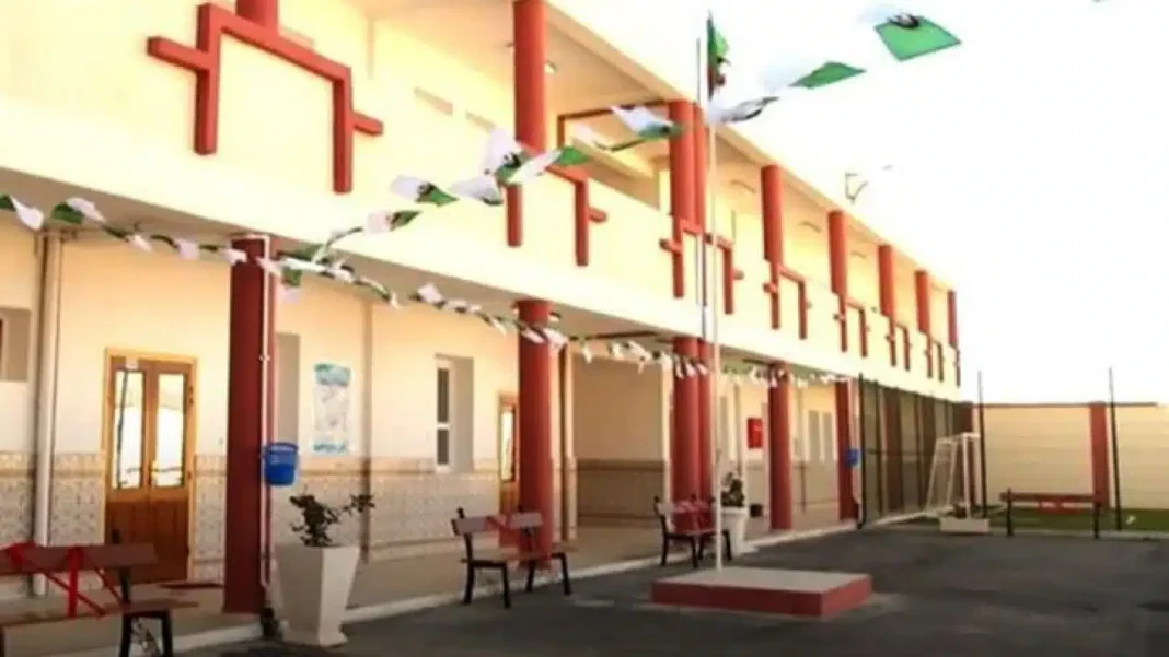 Cour d'école avec bancs et décorations dans un lycée en Algérie.