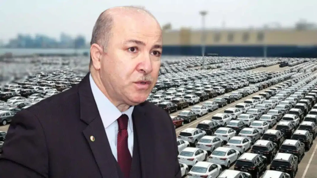 Homme d'affaires devant un grand parking de voitures neuves.