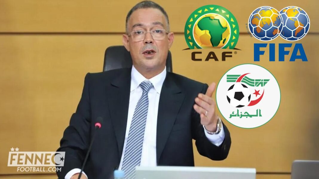 Le président de la CAF parle avec logos de la CAF, FIFA et Algérie en arrière-plan.
