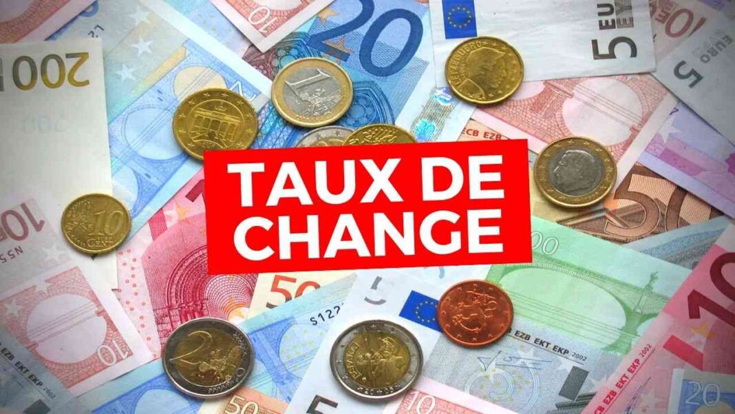Billets et pièces de monnaie avec texte 'Taux de change' en fond.