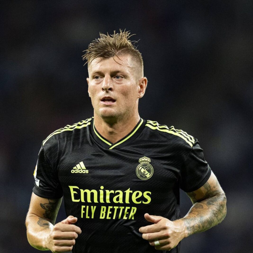 Joueur de football Real Madrid lors d'un match, portant un maillot noir.