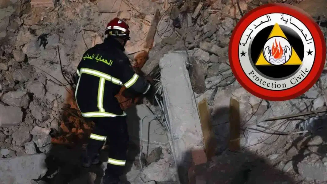 Secouristes en intervention lors d'un séisme en Turquie, portant équipement de protection.