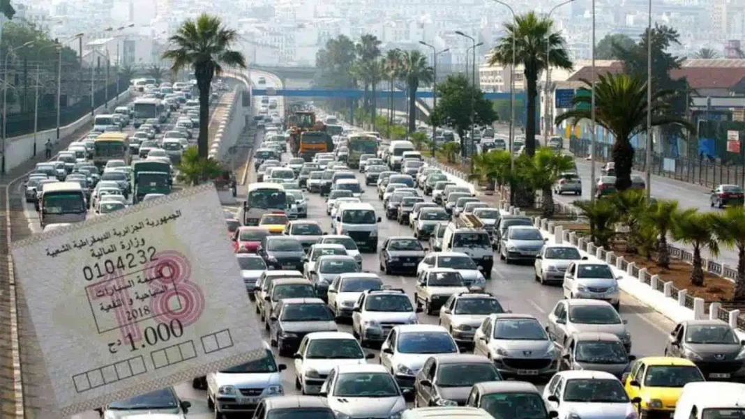 Trafic important avec de nombreux véhicules sur l'autoroute en Algérie.
