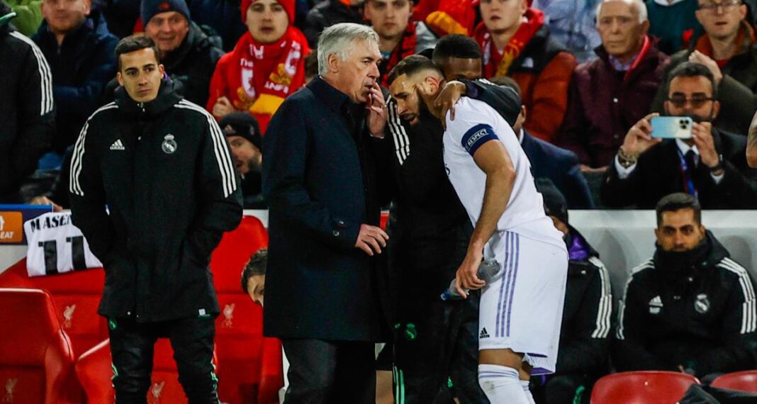Karim Benzema en difficulté lors d'un match de football intense.