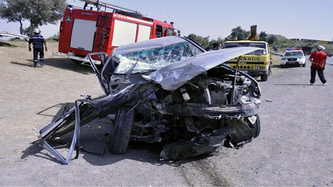 Voiture accidentée avec débris et secours sur place en Algérie.